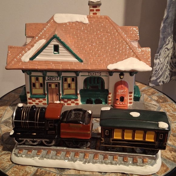 🎄The Original Snow Village  《Village Station And Train》🎄 - Picture 2 of 16